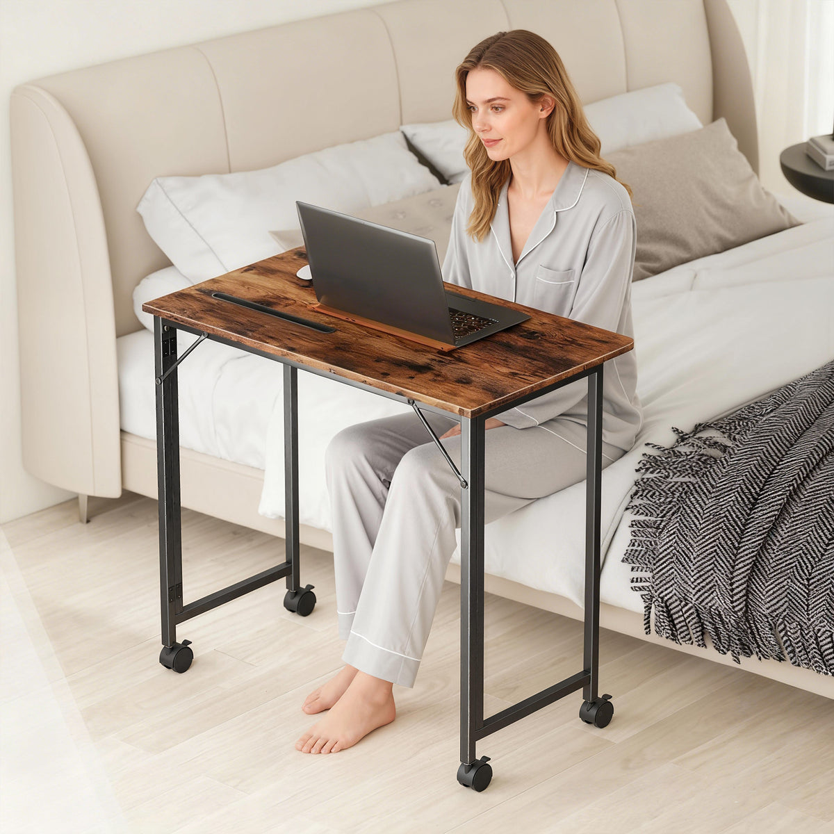 Bureau Pliable 80 x 52 cm, Bureau Ordinateur sur Roulettes avec Fente d'Appareil, Montage Facile, Marron